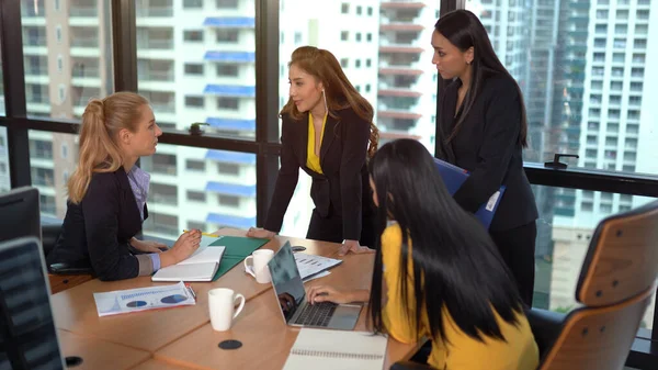 Gli Imprenditori Discutono Insieme Sala Conferenze — Foto Stock