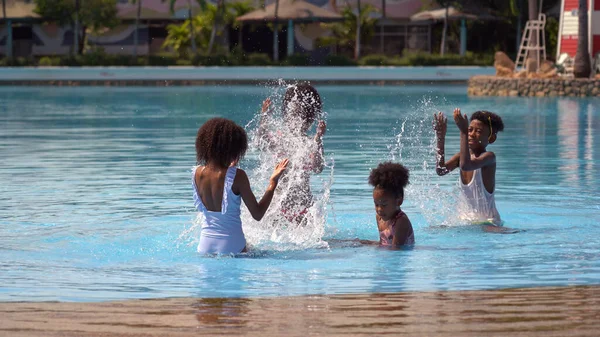 在水上公园度假的非洲小孩 — 图库照片