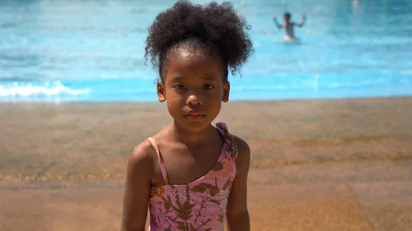 Retrato Niño Africano Divirtiéndose Vacaciones Parque Acuático — Foto de Stock