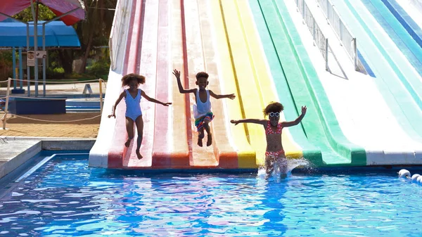 Criança Africana Divertindo Férias Parque Aquático — Fotografia de Stock