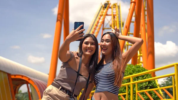 Azjaci Przyjaciele Robią Sobie Selfie Parku Rozrywki — Zdjęcie stockowe