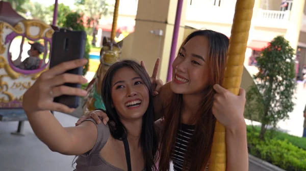 Asian Friends Taking Selfie Amusement Park — Stock Photo, Image