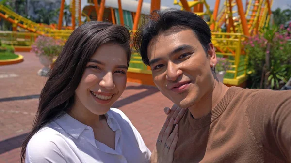 Casal Asiático Namoro Selfie Parque Divertido Diversão — Fotografia de Stock