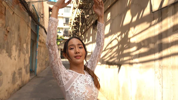 Молодая Красивая Балерина Танцует Вдоль Улицы Бангкоке Таиланд — стоковое фото