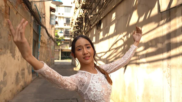 Молодая Красивая Балерина Танцует Вдоль Улицы Бангкоке Таиланд — стоковое фото