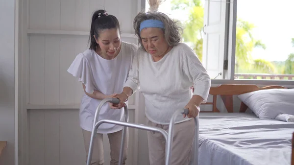 Asiatico Adulto Donna Figlia Sostegno Anziano Madre Uso Walker Casa — Foto Stock