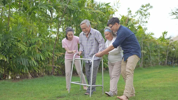Ασιατική Οικογένεια Υποστήριξη Ηλικιωμένων Περαιτέρω Χρήση Περιπατητής Στο Σπίτι — Φωτογραφία Αρχείου
