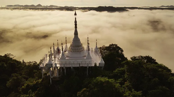 泰国素拉拉巴尼日出时分的Wat Khao Nai Luang Dharma公园 — 图库照片