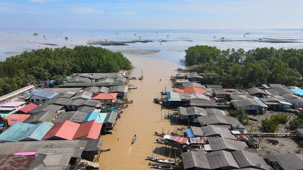 Widok Lotu Ptaka Wioskę Rybacką Rzekę Morza Surat Thani Tajlandia — Zdjęcie stockowe