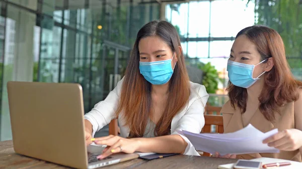 Negócios Asiáticos Trabalhadores Usam Máscaras Para Proteger Cuidar Sua Saúde — Fotografia de Stock