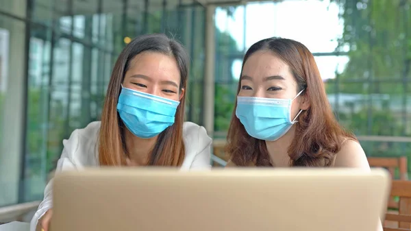 Obchodní Asijské Pracovníci Nosí Masky Ochranu Péči Své Zdraví — Stock fotografie