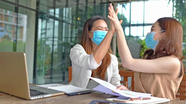 Obchodní Asijské Pracovníci Nosí Masky Ochranu Péči Své Zdraví — Stock fotografie