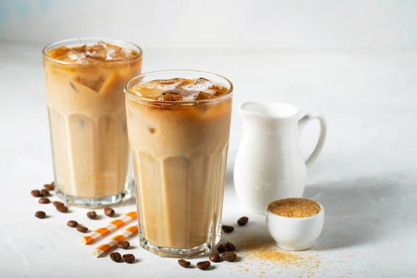 Eiskaffee Einem Hohen Glas Mit Sahne Und Kaffeebohnen Kalter Sommerdrink — Stockfoto