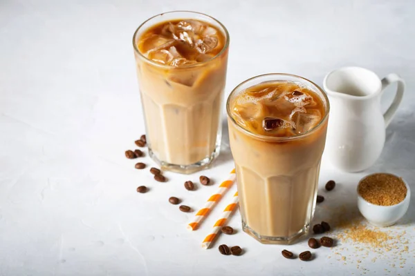 Кофе Льдом Высоком Стакане Сливками Кофейными Зёрнами Холодный Летний Напиток — стоковое фото