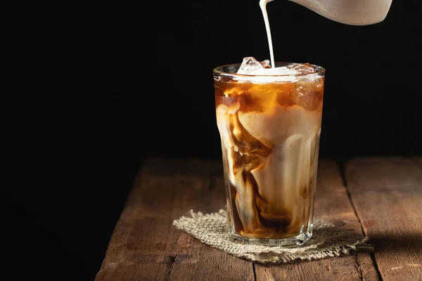 Eiskaffee Einem Hohen Glas Mit Sahne Übergossen Und Kaffeebohnen Auf — Stockfoto