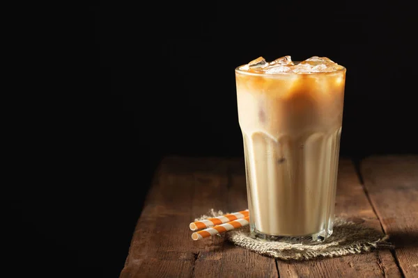 Ijs Koffie Een Hoog Glas Met Room Uitgegoten Koffiebonen Een — Stockfoto