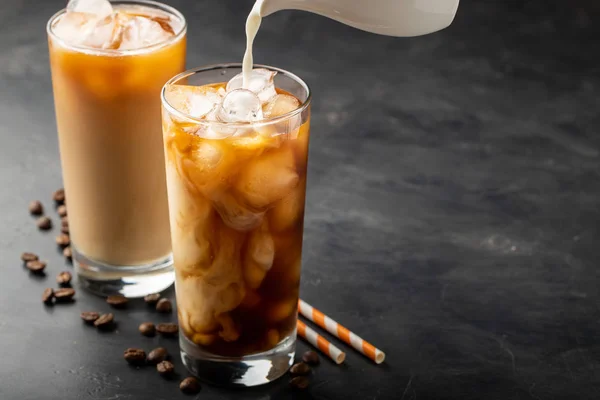 Ijs Koffie Een Hoog Glas Met Room Uitgegoten Bruine Suiker — Stockfoto