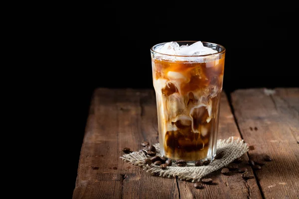 Café Gelado Copo Alto Com Creme Derramado Sobre Grãos Café — Fotografia de Stock