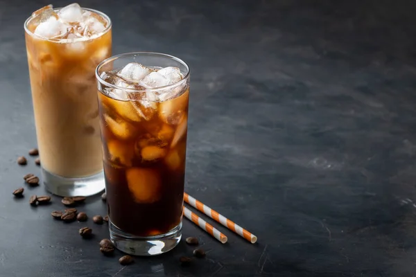 冰咖啡在一个高的玻璃与奶油浇过 红糖和咖啡豆 寒冷的夏天在黑暗的背景下喝酒 具有复制空间 — 图库照片