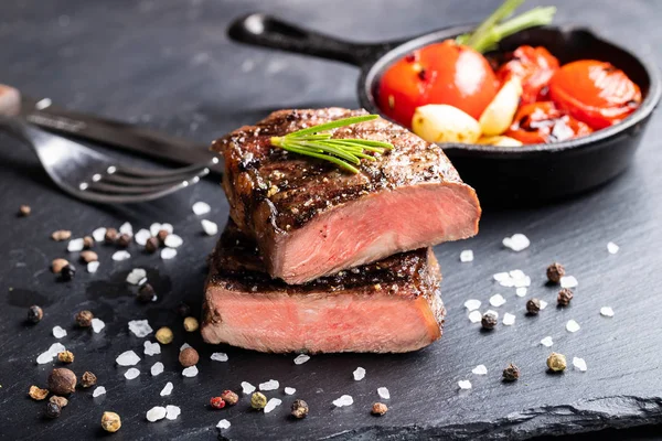 Biftek üst bıçak kavurma orta taş koyu arka plan üzerinde yemeye hazır Close-up.