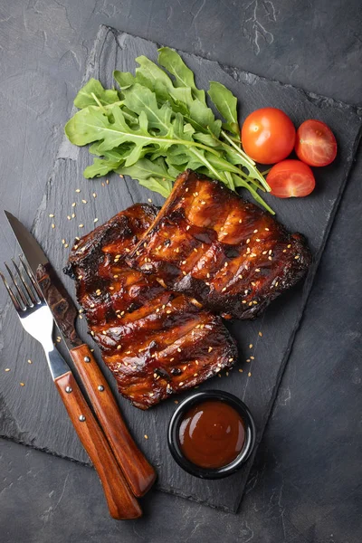 Closeup Costelas Porco Grelhadas Com Molho Churrasco Caramelizadas Mel Uma — Fotografia de Stock