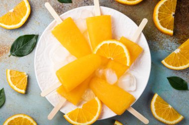 Mavi bacground suyu ile turuncu çubuklu dondurmayı. Buz çıkar, düz yatıyordu, en iyi görünümü.