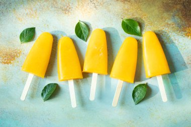 Mavi bacground suyu ile turuncu çubuklu dondurmayı. Buz çıkar, düz yatıyordu, en iyi görünümü.