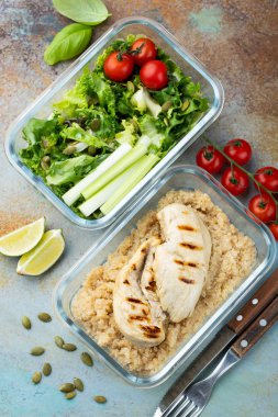 Sağlıklı yemek kapları quinoa, tavuk göğsü ve yeşil salata havai çekim ile hazırlayın. Üstten görünüm. Düz yatıyordu.