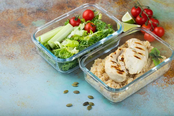 Egészséges Étkezés Prep Konténerek Quinoa Csirkemell Zöld Saláta Rezsi Lelőttek — Stock Fotó