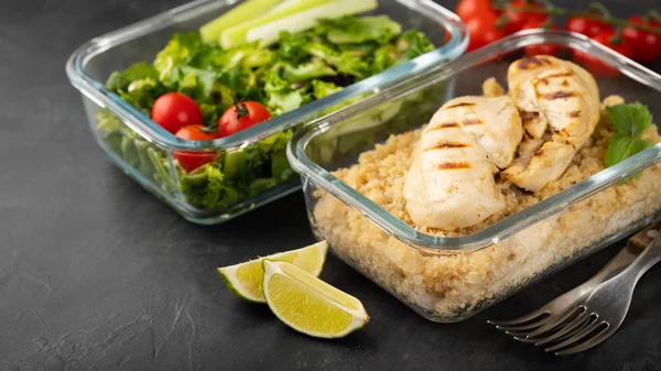 Envases Preparación Comida Saludable Con Quinoa Pechuga Pollo Ensalada Verde — Foto de Stock