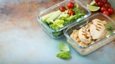 Sağlıklı yemek kapları ile quinoa, tavuk göğsü ve kopya alanı ile vurdu yeşil salata yükü hazırlayın.