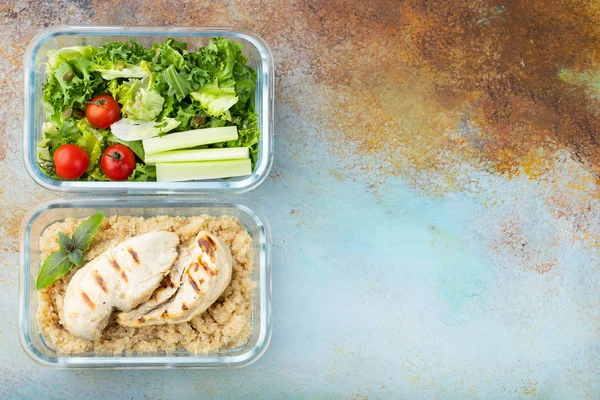 Gezonde Maaltijd Prep Containers Met Quinoa Kipfilet Groene Salade Overhead — Stockfoto