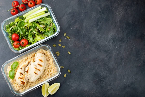 Envases Preparación Comida Saludable Con Quinua Pechuga Pollo Ensalada Verde — Foto de Stock