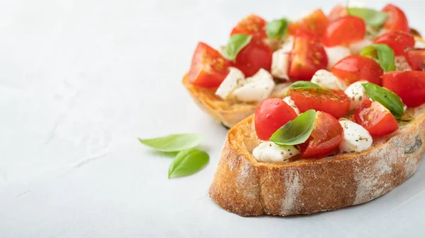 Bruschetta Con Tomates Queso Mozzarella Albahaca Sobre Fondo Claro Aperitivo —  Fotos de Stock