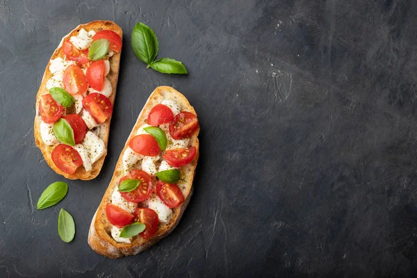 Bruschetta Paradicsommal Mozzarella Sajt Bazsalikom Fekete Háttér Hagyományos Olasz Előétel — Stock Fotó