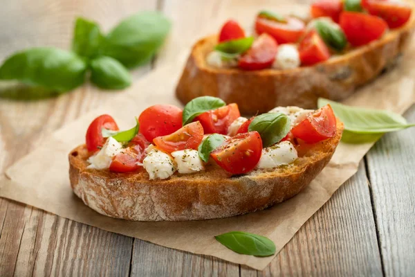 Bruschetta Con Tomates Queso Mozzarella Albahaca Sobre Una Vieja Mesa —  Fotos de Stock