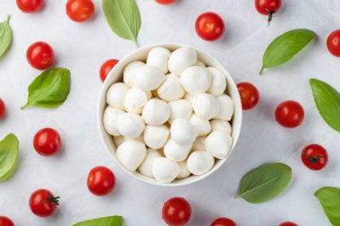 Fesleğen, domates ve mozzarella kase caprese salatası, İtalyan yemekleri ve Akdeniz diyeti kavramı üzerinde hafif bir arka plan için. Üstten görünüm. Düz yatıyordu.