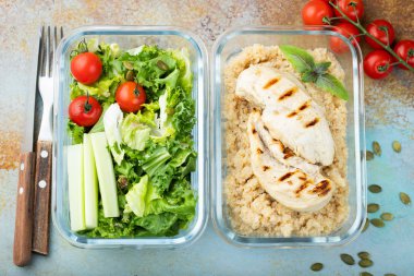 Sağlıklı yemek kapları quinoa, tavuk göğsü ve yeşil salata havai çekim ile hazırlayın. Üstten görünüm. Düz yatıyordu.