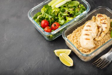 Sağlıklı yemek kapları ile quinoa, tavuk göğsü ve kopya alanı ile vurdu yeşil salata yükü hazırlayın.