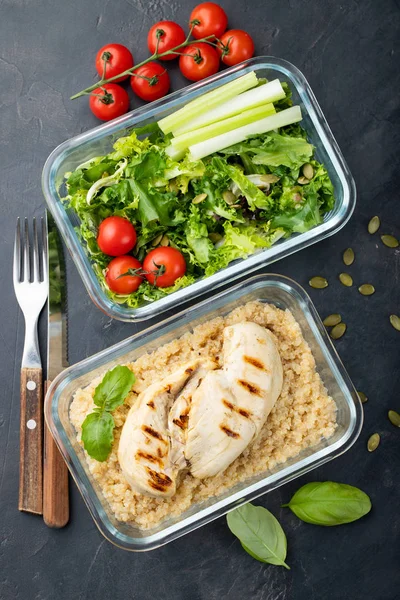 Zdrowy Posiłek Prep Pojemniki Quinoa Pierś Kurczaka Zieloną Sałatą Strzał — Zdjęcie stockowe