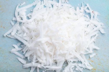 Mavi bir arka plan üzerine Hindistan cevizi gevreği. Üstten görünüm.