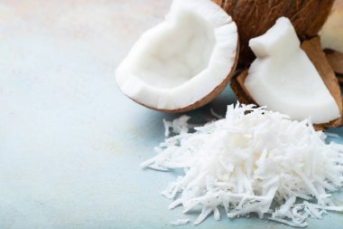 Mavi bir arka plan üzerine Hindistan cevizi gevreği. kopya alanı ile.