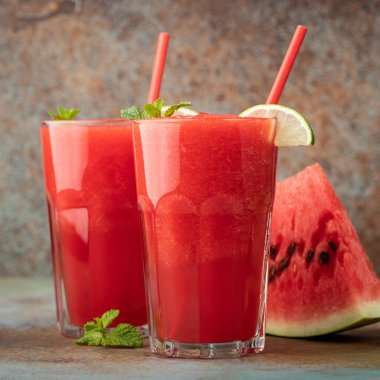 Karpuz meybuz kireç ile yaz ferahlatıcı içeceği paslı mavi bir arka plan üzerinde uzun boylu gözlük olarak