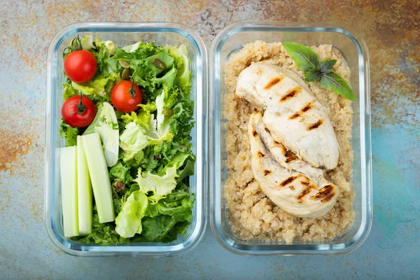 Wadah persiapan makanan sehat dengan quinoa, dada ayam dan salad hijau di atas kepala. Pemandangan bagus. Letak rata — Stok Foto