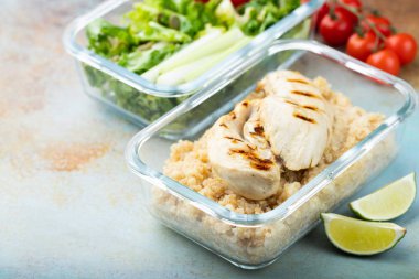 Sağlıklı yemek kapları ile quinoa, tavuk göğsü ve kopya alanı ile vurdu yeşil salata yükü hazırlayın.