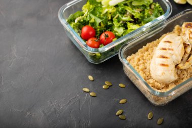 Sağlıklı yemek kapları ile quinoa, tavuk göğsü ve kopya alanı ile vurdu yeşil salata yükü hazırlayın.