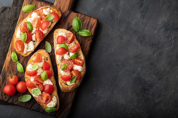 Bruschetta Con Tomates Queso Mozzarella Albahaca Una Tabla Cortar Aperitivo —  Fotos de Stock