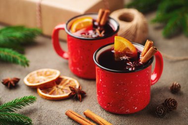 Noel iki bardak şarap veya gluhwein baharat ve rustik masa üstten görünüm portakal dilimleri ile mulled. Geleneksel içki kış tatil
