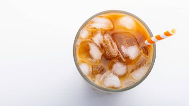 Beyaz arka plan ve kırpma yolları kapatın buz latte üstten görünüm. Kopya alanı ile.