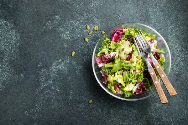 Gezonde Fruit Salade Van Verse Tomaat Komkommer Spinazie Sla Pompoenpitten — Stockfoto